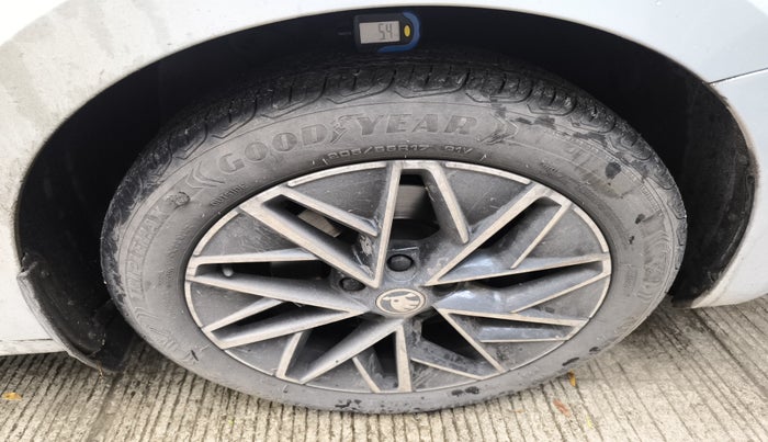 2022 Skoda Octavia L&K 2.0 AT, Petrol, Automatic, 28,689 km, tyre