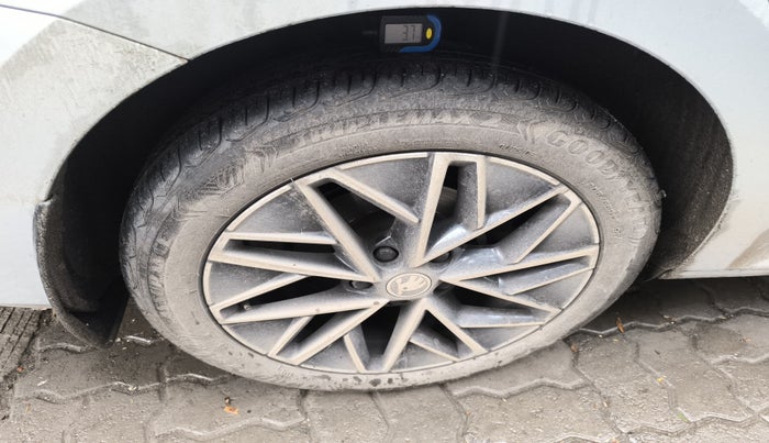 2022 Skoda Octavia L&K 2.0 AT, Petrol, Automatic, 28,689 km, tyre