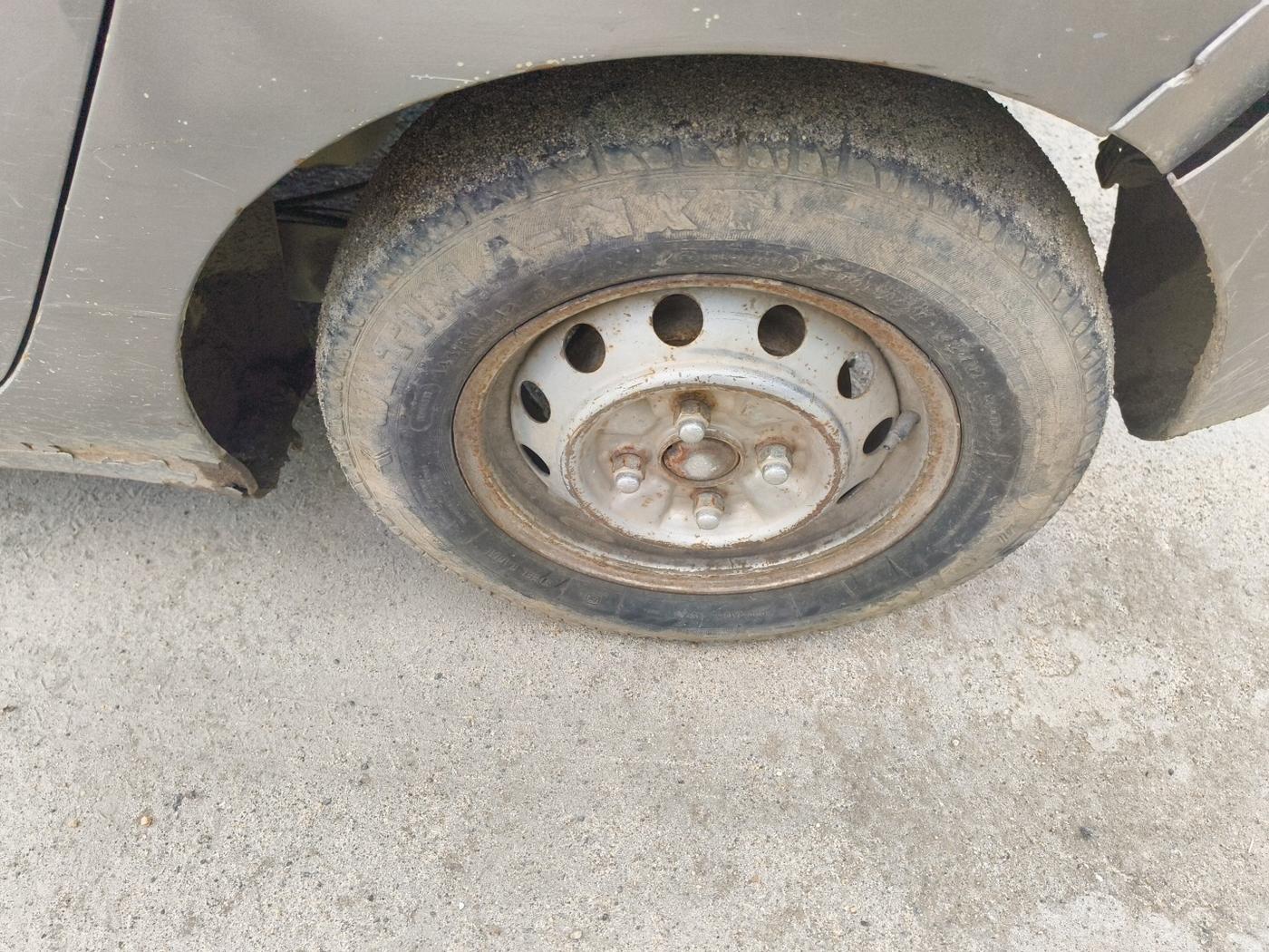 2012 Hyundai Eon ERA +, Petrol, Manual, 1,41,298 km, tyre