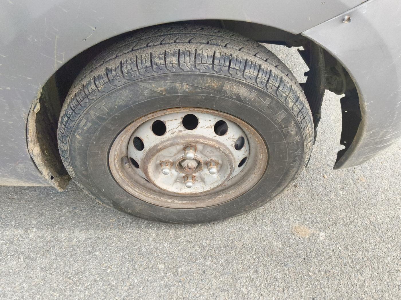 2012 Hyundai Eon ERA +, Petrol, Manual, 1,41,298 km, tyre