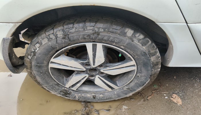 2013 Renault Koleos 4x2 MT, Diesel, Manual, 1,95,534 km, tyre