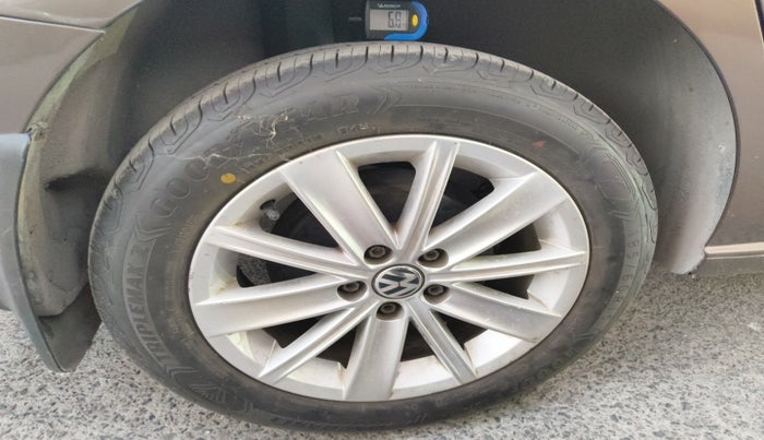 2016 Volkswagen Vento HIGHLINE PETROL AT, Petrol, Automatic, 61,487 km, tyre