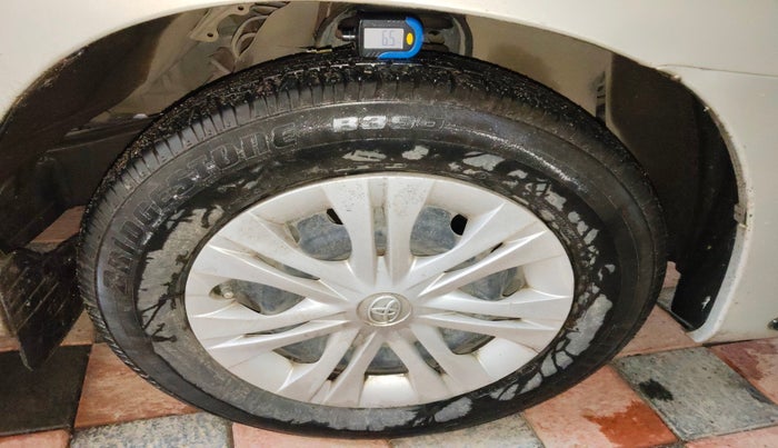 2014 Toyota Innova 2.5 GX 8 STR, Diesel, Manual, 1,50,735 km, tyre