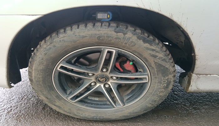2013 Toyota Innova 2.5 GX 7 STR, Diesel, Manual, 2,39,062 km, tyre