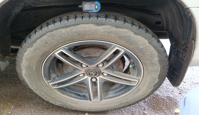 2013 Toyota Innova 2.5 GX 7 STR, Diesel, Manual, 2,39,062 km, tyre