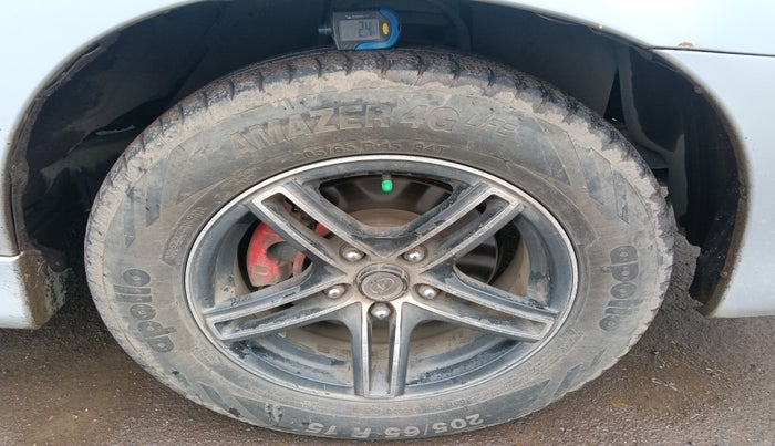 2013 Toyota Innova 2.5 GX 7 STR, Diesel, Manual, 2,39,062 km, tyre