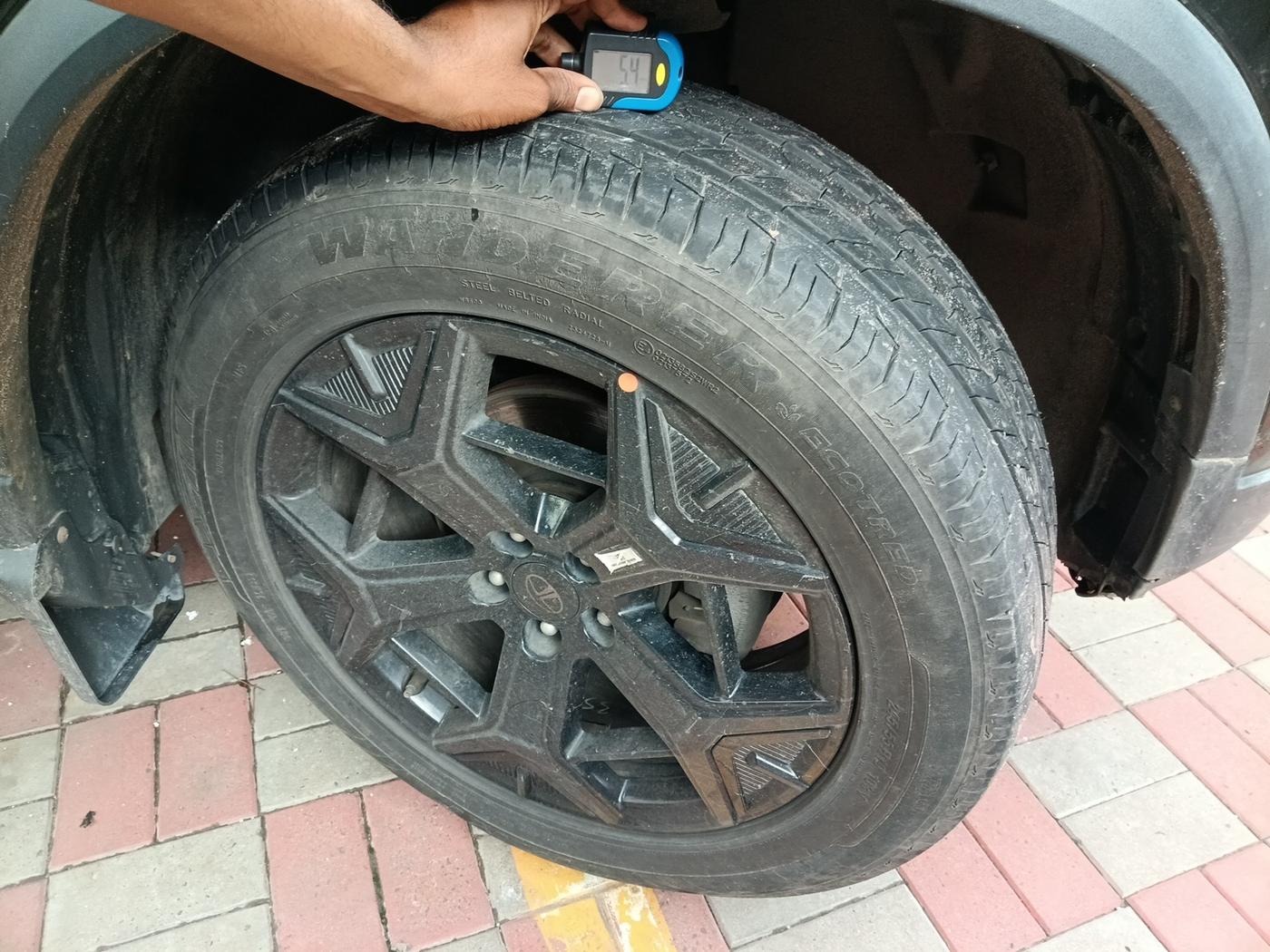 2024 Tata Safari ACCOMPLISHED PLUS DARK EDITION AT, Diesel, Automatic, 31,500 km, tyre