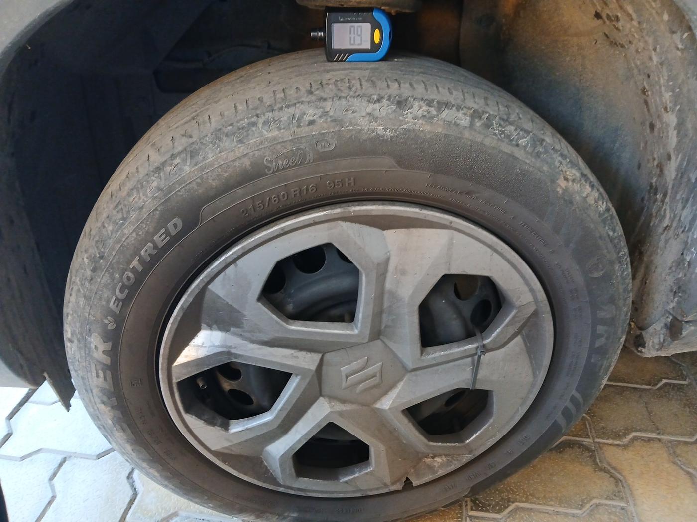 2023 Maruti BREZZA VXI AT SMART HYBRID, Petrol, Automatic, 75,185 km, tyre