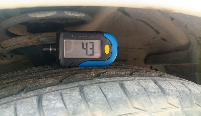 2013 Hyundai i10 ERA 1.1, Petrol, Manual, 1,17,856 km, tyre