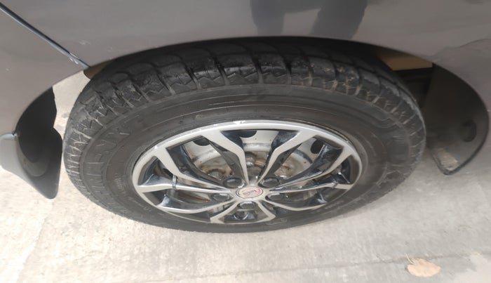 2016 Hyundai Eon ERA +, Petrol, Manual, 83,393 km, tyre