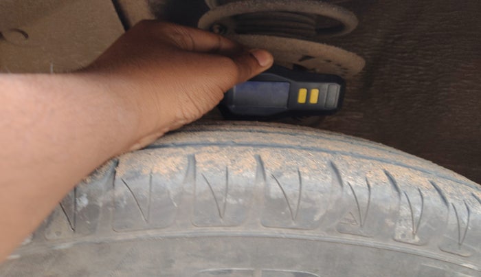 2016 Mahindra Kuv100 K8 6 STR, Petrol, Manual, 77,977 km, tyre