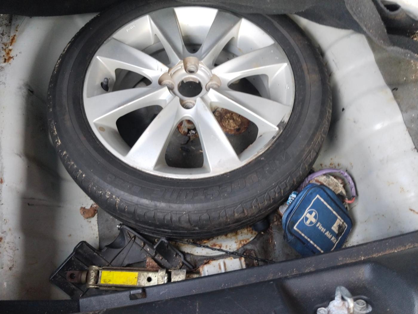 2012 Hyundai Verna FLUIDIC 1.6 CRDI SX OPT, Diesel, Manual, 1,21,016 km, tyre