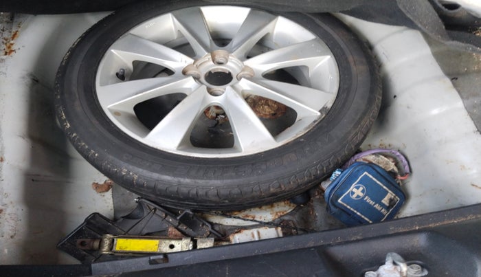2012 Hyundai Verna FLUIDIC 1.6 CRDI SX OPT, Diesel, Manual, 1,21,016 km, tyre
