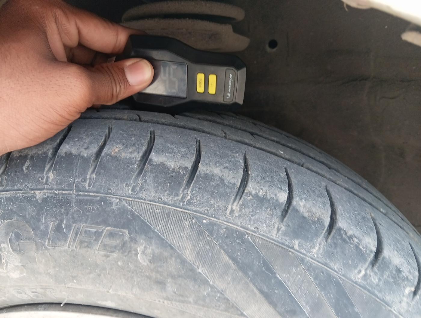 2012 Maruti Swift Dzire VXI, Petrol, Manual, 8,60,000 km, tyre
