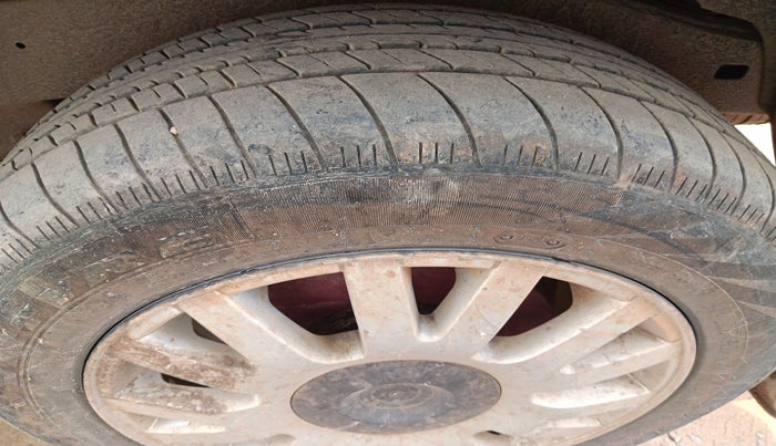 2011 Toyota Innova V 2.5 7 STR, Diesel, Manual, 1,12,838 km, tyre