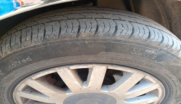 2011 Toyota Innova V 2.5 7 STR, Diesel, Manual, 1,12,838 km, tyre