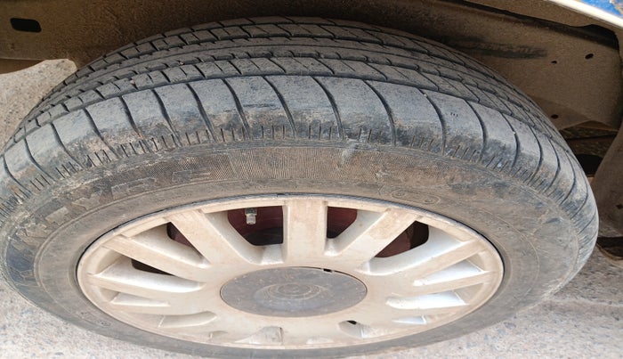 2011 Toyota Innova V 2.5 7 STR, Diesel, Manual, 1,12,838 km, tyre