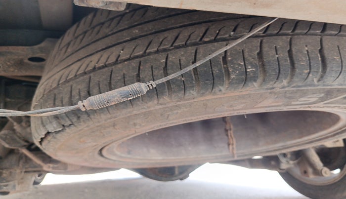 2011 Toyota Innova V 2.5 7 STR, Diesel, Manual, 1,12,838 km, tyre