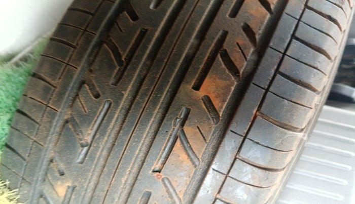 2011 Hyundai i10 ERA 1.1, Petrol, Manual, 1,23,157 km, tyre
