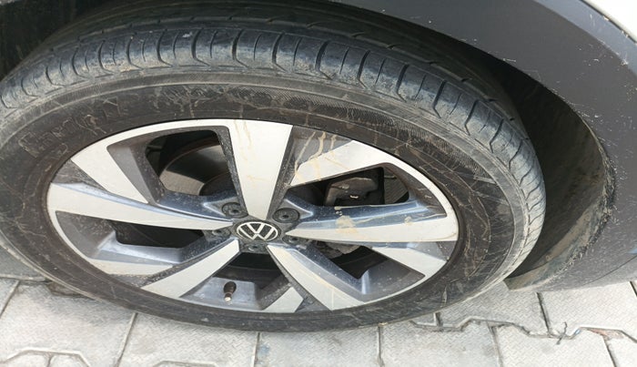 2022 Volkswagen TAIGUN TOPLINE 1.0 TSI MT, Petrol, Manual, 64,669 km, tyre