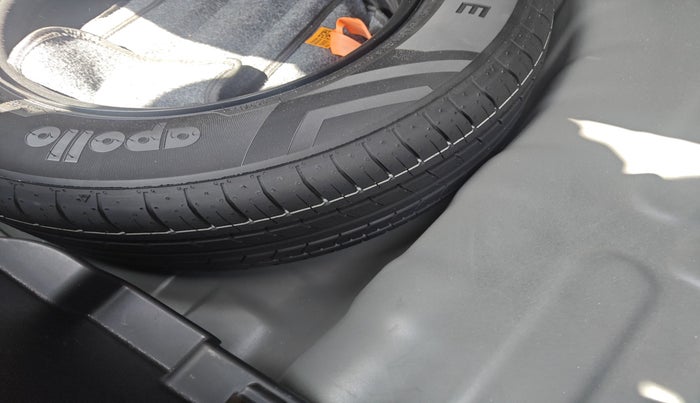 2024 Hyundai VENUE SX 1.2 PETROL, Petrol, Manual, 1,00,686 km, tyre
