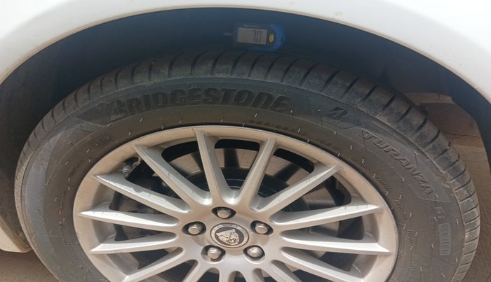2013 Jaguar XF 2.2 DIESEL LUXURY, Diesel, Automatic, 1,04,115 km, tyre