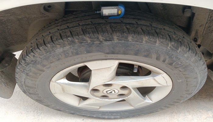 2014 Renault Duster RXL PETROL, Petrol, Manual, 70,281 km, tyre