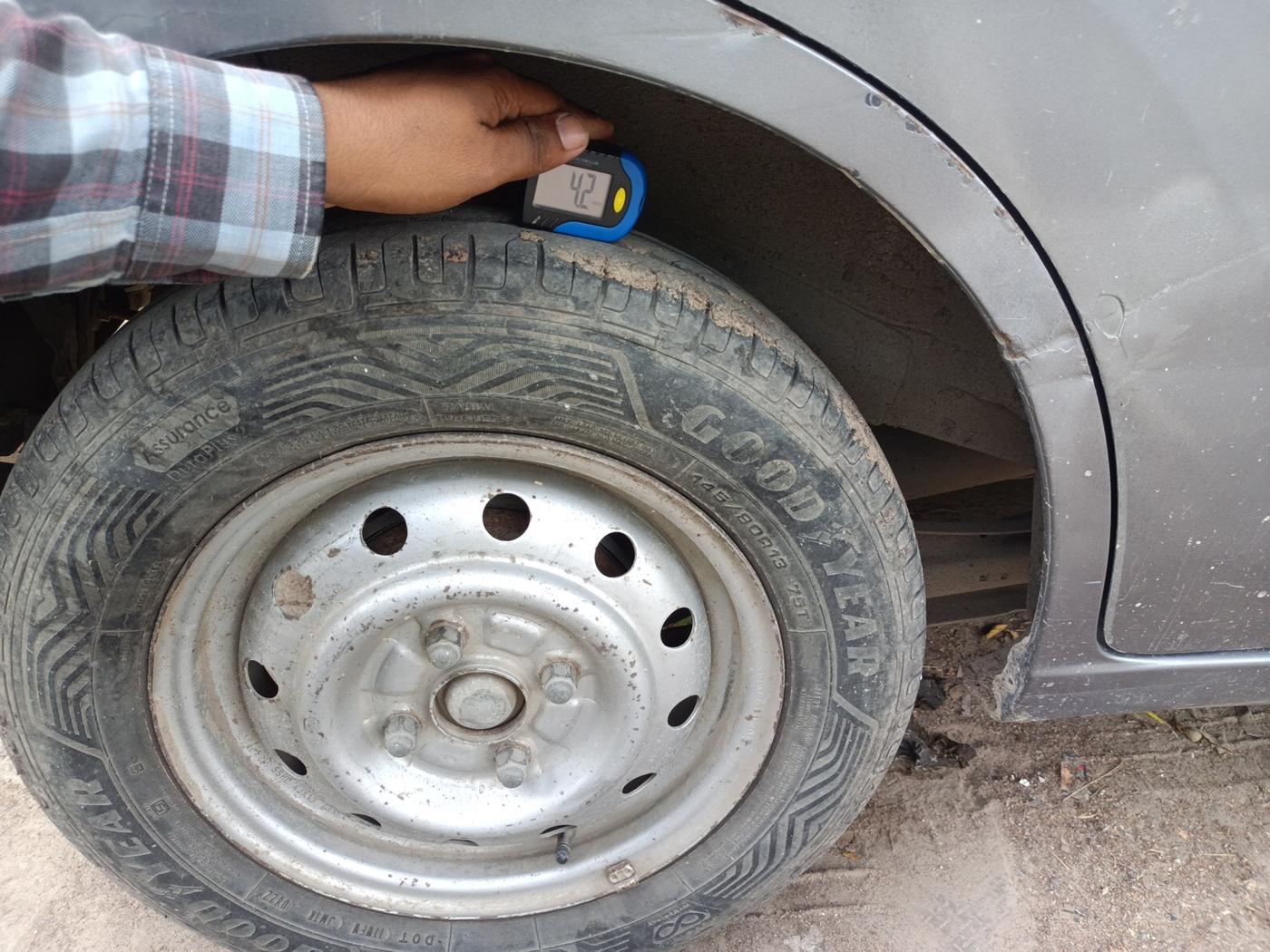 2011 Maruti Wagon R 1.0 LXI CNG, Petrol, Manual, 87,244 km, tyre