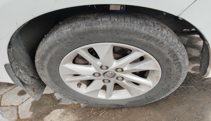 2017 Toyota Innova Crysta 2.4 ZX 7 STR, Diesel, Manual, 2,59,978 km, tyre