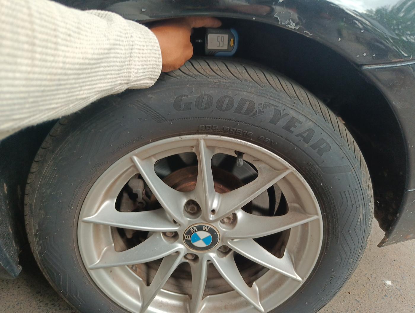 2011 BMW 3 Series 320 D EXCLUSIVE, Diesel, Automatic, 1,31,852 km, tyre