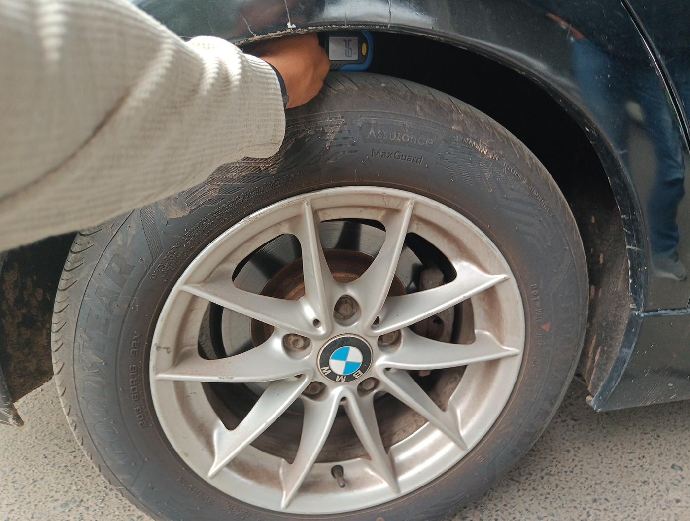2011 BMW 3 Series 320 D EXCLUSIVE, Diesel, Automatic, 1,31,852 km, tyre