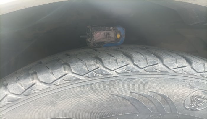 2016 Tata Safari Storme 2.2 VX 4X2, Diesel, Manual, 1,67,126 km, tyre