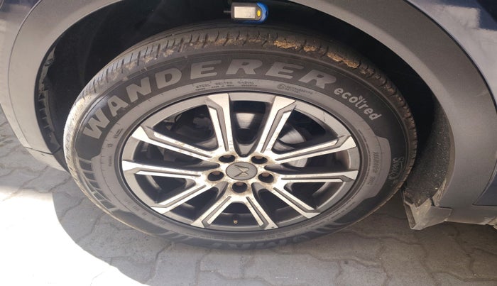 2021 Mahindra XUV700 AX 7 P MT 7 STR, Petrol, Manual, 42,103 km, tyre