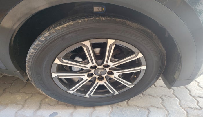 2021 Mahindra XUV700 AX 7 P MT 7 STR, Petrol, Manual, 42,103 km, tyre