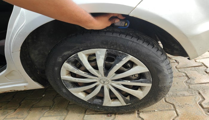 2010 Ford Figo ZXI 1.2 PETROL, Petrol, Manual, 1,19,504 km, tyre