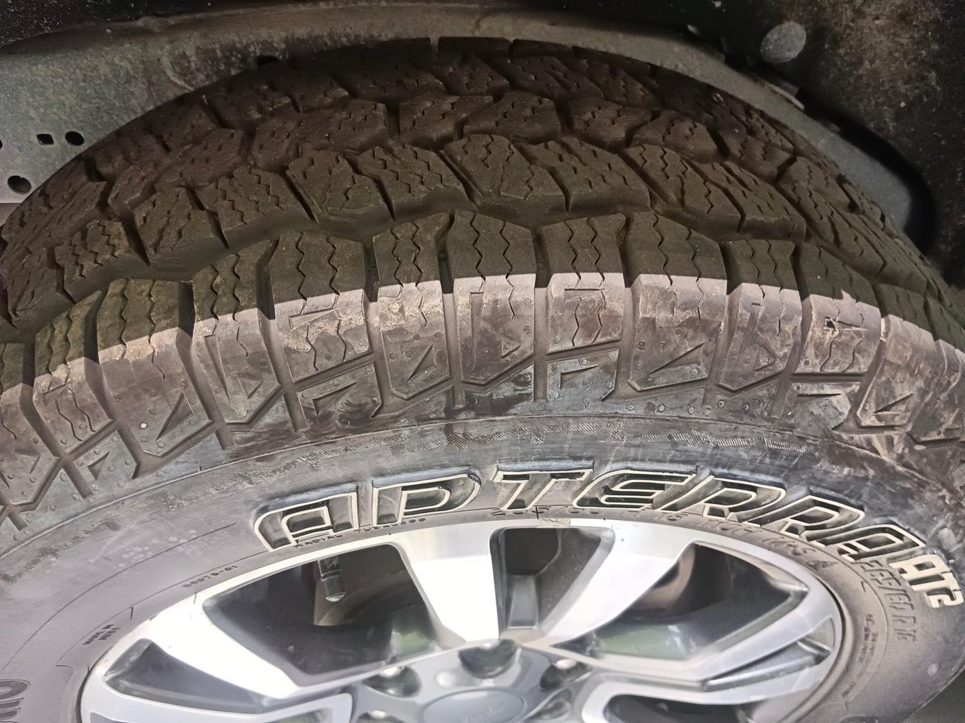 2019 Ford Endeavour TITANIUM 3.2 4X4 AT, Diesel, Automatic, 1,24,199 km, tyre