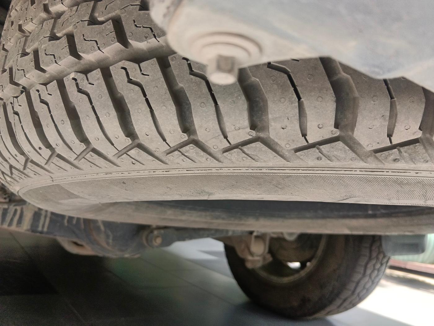 2019 Ford Endeavour TITANIUM 3.2 4X4 AT, Diesel, Automatic, 1,24,199 km, tyre