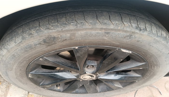 2016 Skoda Octavia 2.0 TDI CR AMBITION AT, Diesel, Automatic, 1,29,906 km, tyre