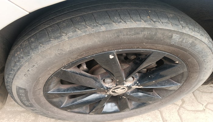 2016 Skoda Octavia 2.0 TDI CR AMBITION AT, Diesel, Automatic, 1,29,906 km, tyre