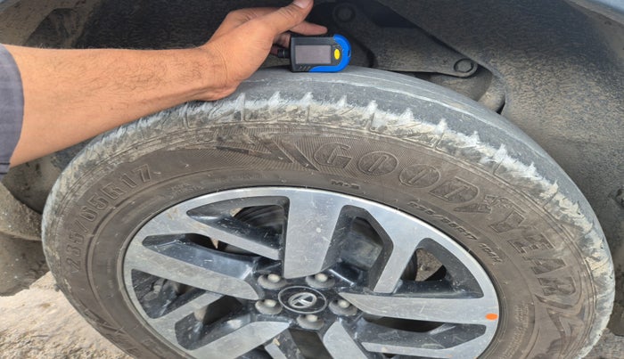 2021 Tata Harrier XZA PLUS 2.0L, Diesel, Automatic, 1,29,555 km, tyre