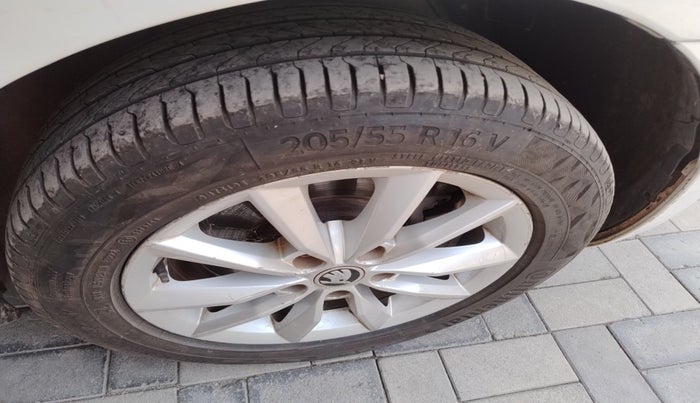 2015 Skoda Octavia ELEGANCE 1.8 TSI AT, Petrol, Automatic, 1,23,920 km, tyre