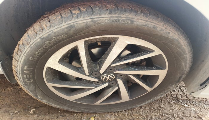 2023 Volkswagen VIRTUS TOPLINE TSI 1.0 MT, Petrol, Manual, 61,467 km, tyre