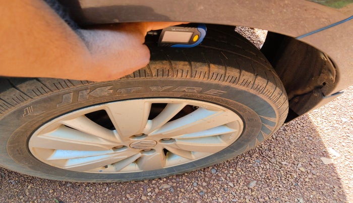 2015 Maruti Swift ZXI, Petrol, Manual, 68,618 km, tyre