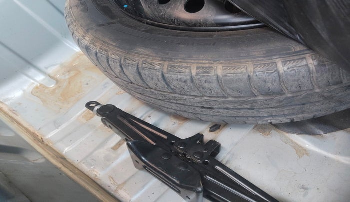 2011 Toyota Etios V, Petrol, Manual, 70,490 km, tyre