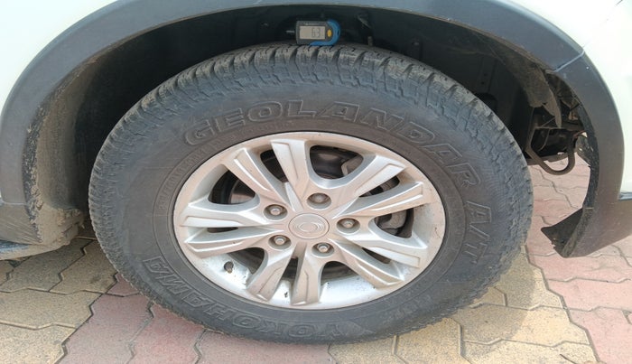 2013 Ssangyong Rexton RX7, Diesel, Automatic, 2,15,000 km, tyre