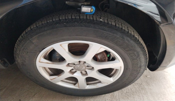 2012 Audi Q5 2.0 TDI QUATTRO, Diesel, Automatic, 1,53,674 km, tyre
