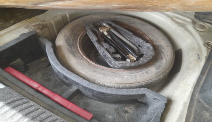 2010 Volkswagen Vento TRENDLINE DIESEL 1.6, Diesel, Manual, 1,38,340 km, tyre