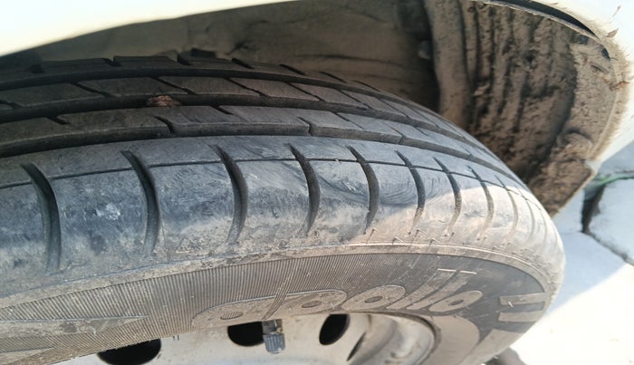 2015 Hyundai Eon ERA +, Petrol, Manual, 69,995 km, tyre