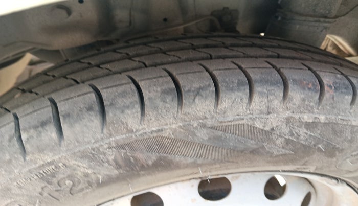 2015 Hyundai Eon ERA +, Petrol, Manual, 69,995 km, tyre