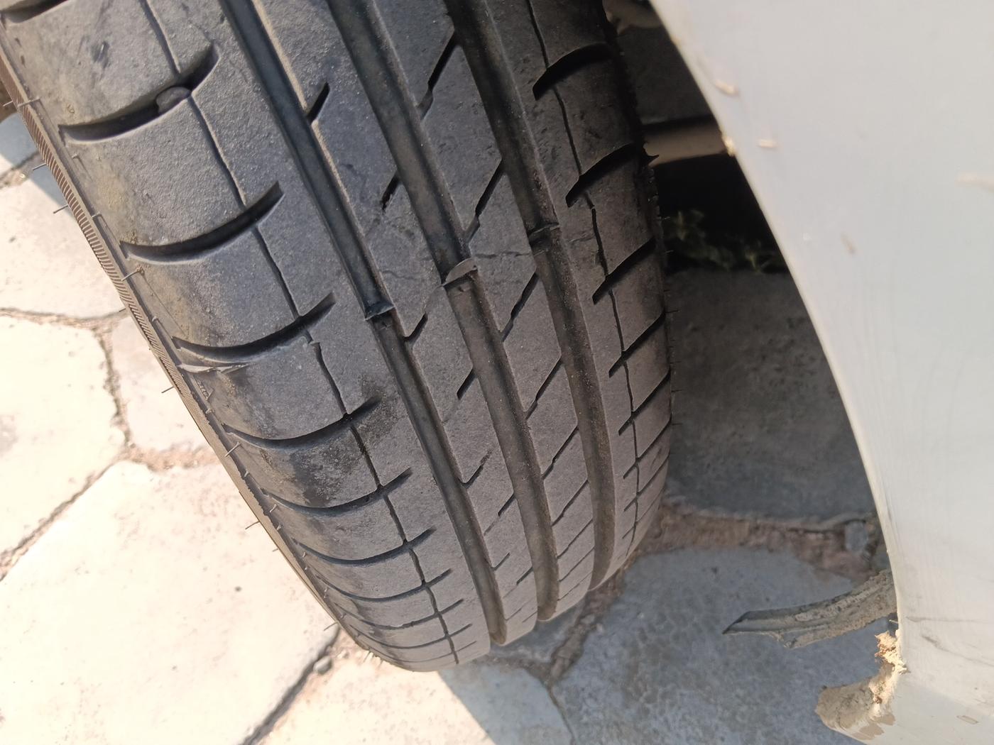 2015 Hyundai Eon ERA +, Petrol, Manual, 69,995 km, tyre